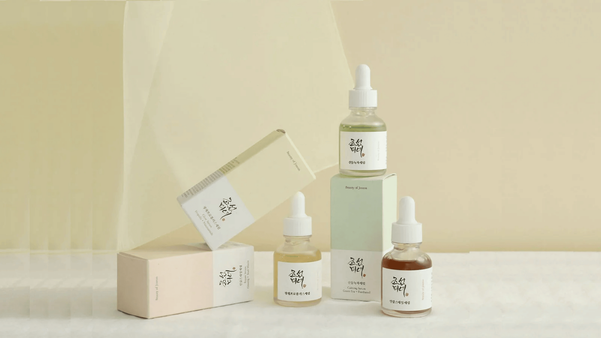 Flera Beauty of Joseon serum med pipettflaskor och förpackningar – koreansk hudvård med ginseng, grönt te och lugnande ingredienser för balanserad och strålande hud.