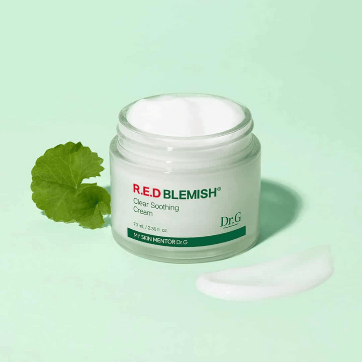 Dr.G R.E.D Blemish Clear Soothing Cream lugnar och återfuktar känslig hud. Berikad med Centella Asiatica och hyaluronsyra, stärker den hudbarriären och reducerar rodnad. Perfekt för daglig vård för en balanserad och klar hud.