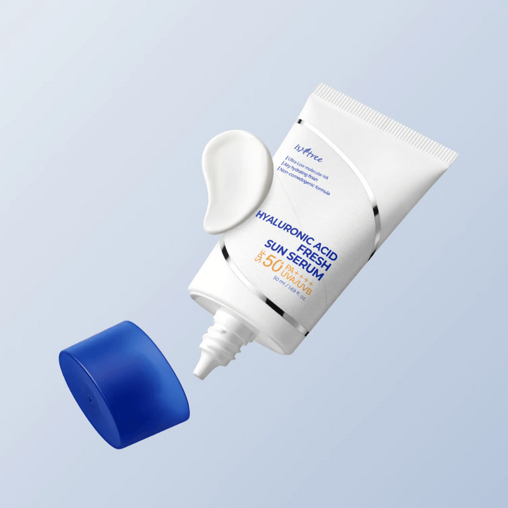 Isntree Hyaluronic Acid Fresh Sun Serum är ett lätt solserum med SPF50+ PA++++ som skyddar mot UVA/UVB samtidigt som det återfuktar med hyaluronsyra. Perfekt för känslig hud.