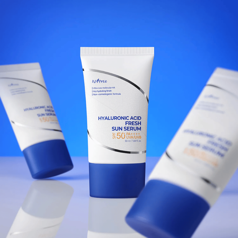 Isntree Hyaluronic Acid Fresh Sun Serum skyddar med SPF50+ PA++++ samtidigt som det återfuktar intensivt med hyaluronsyra i flera molekylstorlekar.