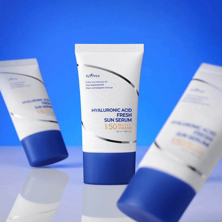 Isntree Hyaluronic Acid Fresh Sun Serum skyddar med SPF50+ PA++++ samtidigt som det återfuktar intensivt med hyaluronsyra i flera molekylstorlekar.