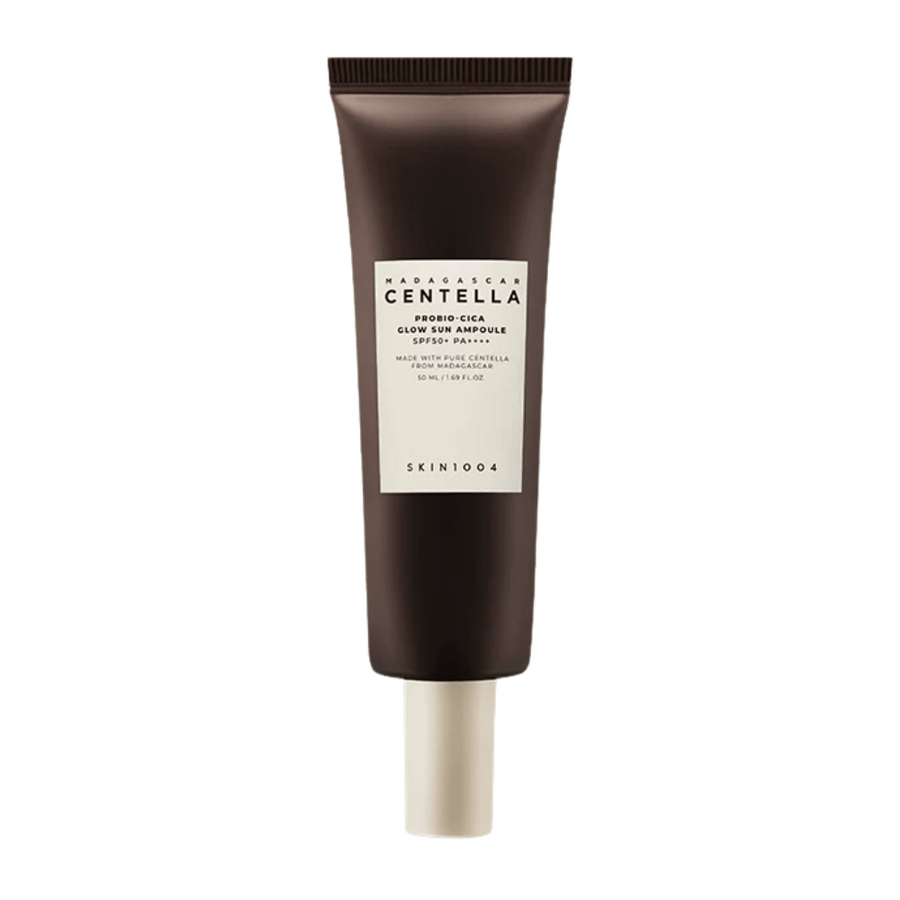SKIN1004 Madagascar Centella Probio-Cica Glow Sun Ampoule är ett solskydd med SPF50+ PA++++ som ger ett vackert glow samtidigt som den lugnar och stärker huden med centella från Madagaskar. Passar känslig hud.