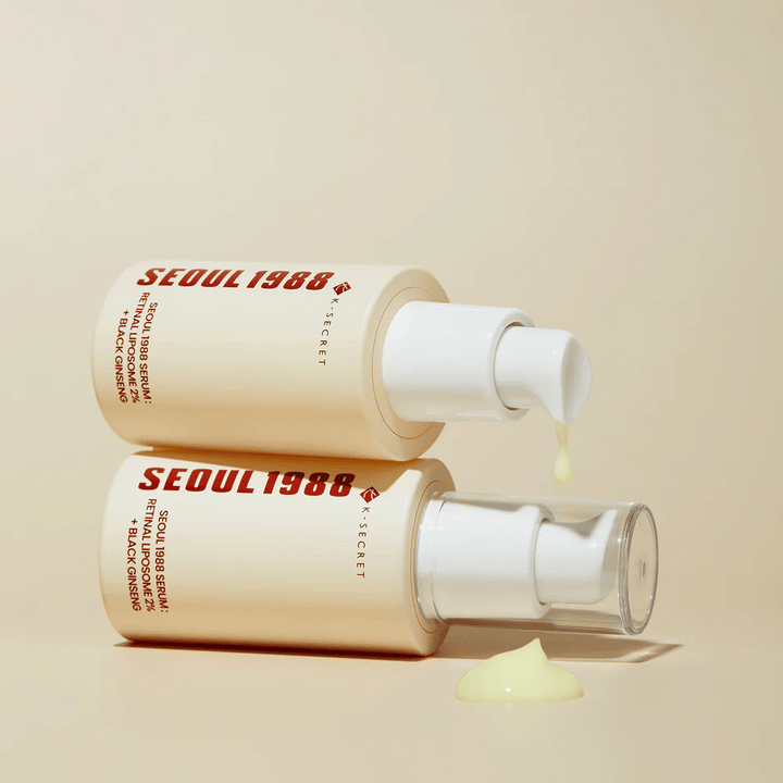 SEOUL 1988 Serum - Retinal Liposome 2% + Black Ginseng
Ett kraftfullt anti-aging-serum som kombinerar 2% Retinal Liposome och Svart Ginseng för att främja cellförnyelse, jämna ut hudtonen och ge en fastare hud.
Retinal Liposome 2%: En avancerad form av retinoid som effektivt minskar rynkor och fina linjer.
Svart Ginseng: Rik på antioxidanter, stärker hudbarriären och ger näring på djupet.
Snabbabsorberande formula: Lätt konsistens som tränger in djupt i huden utan att irritera.
Perfekt för dig som vill ha