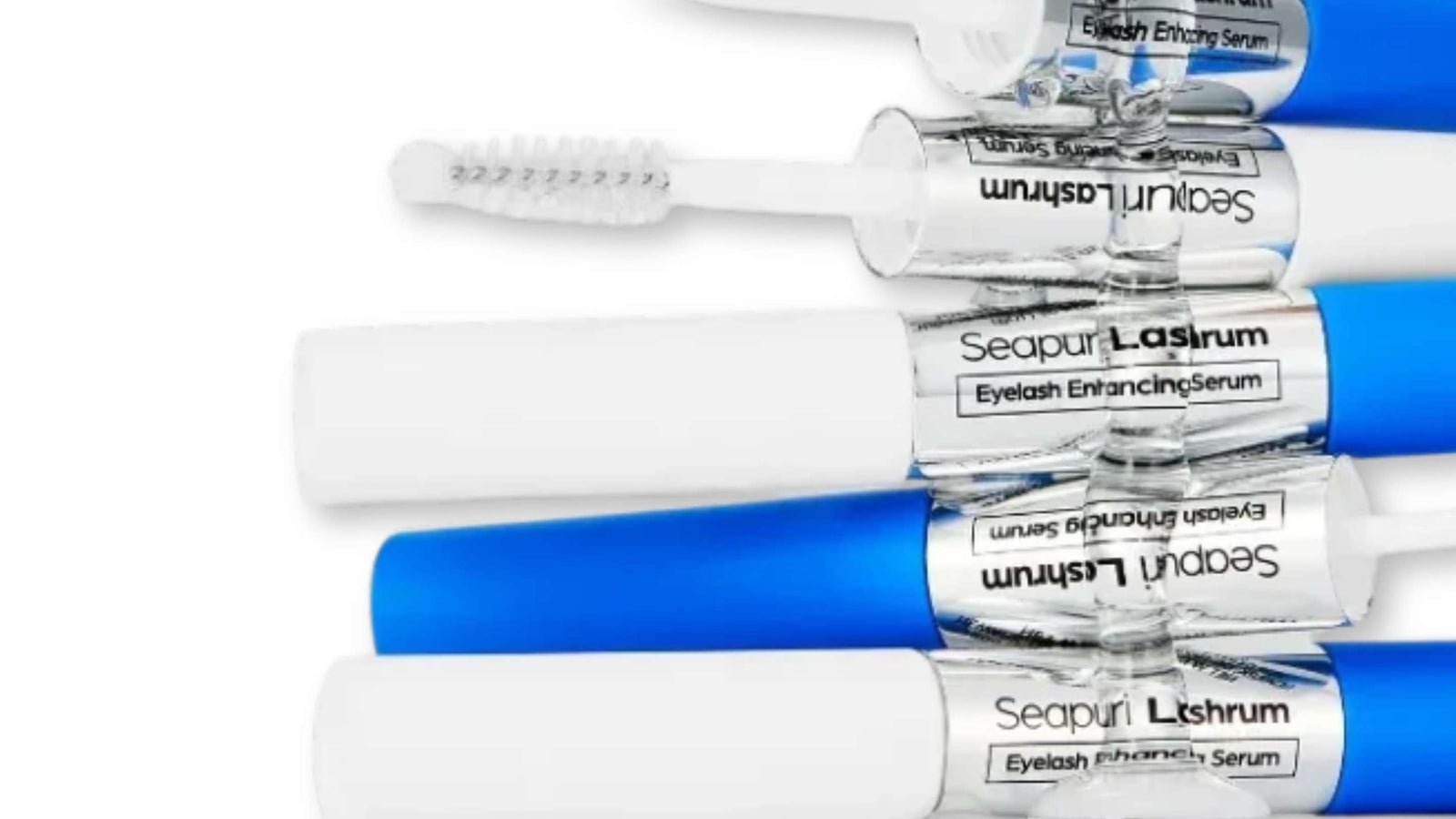 Närbild av Etude My Lash Serum i en genomskinlig flaska fylld med en klar vätska och små luftbubblor. Borsten syns genom flaskan, och texten "My Lash Serum" är tryckt i elegant svart skrift på ytan. Bakgrunden är ljusgrå.