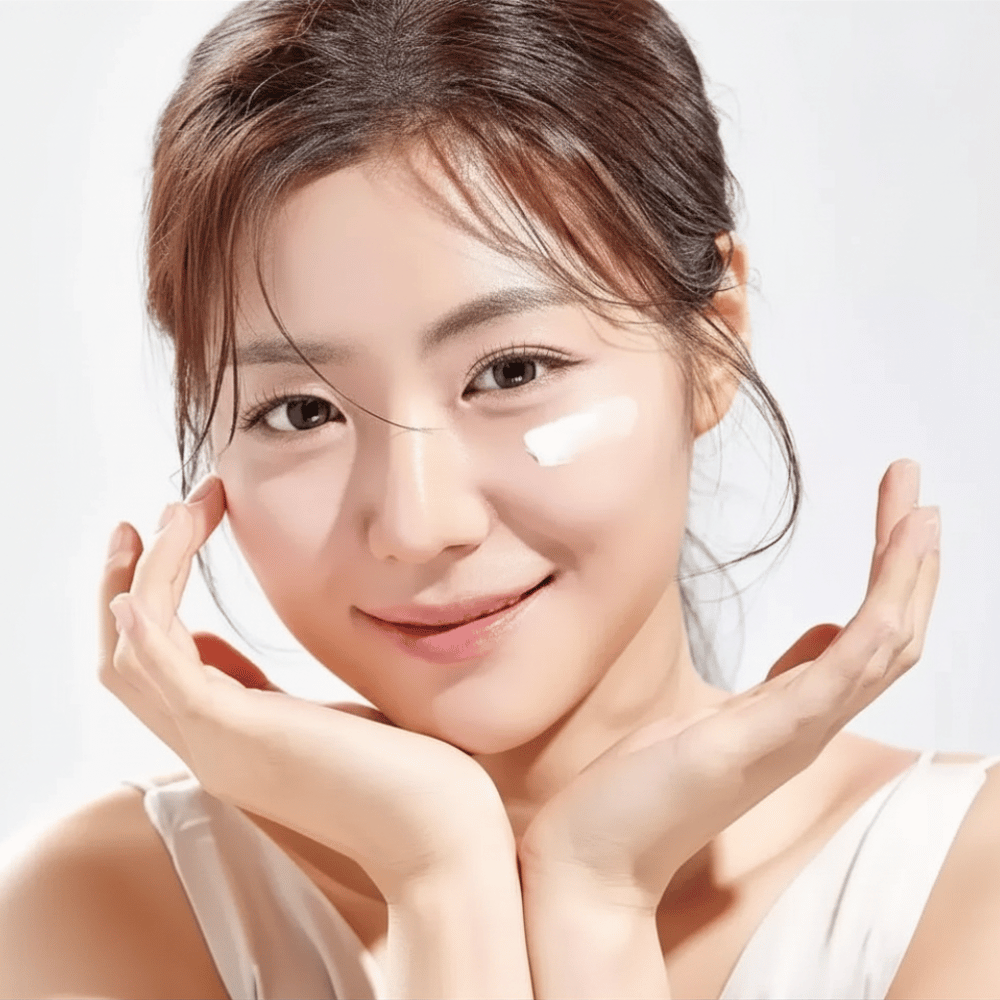 Mujer aplica Round Lab 1025 Dokdo Eye Cream debajo de los ojos para hidratación, luminosidad y un tono de piel más uniforme