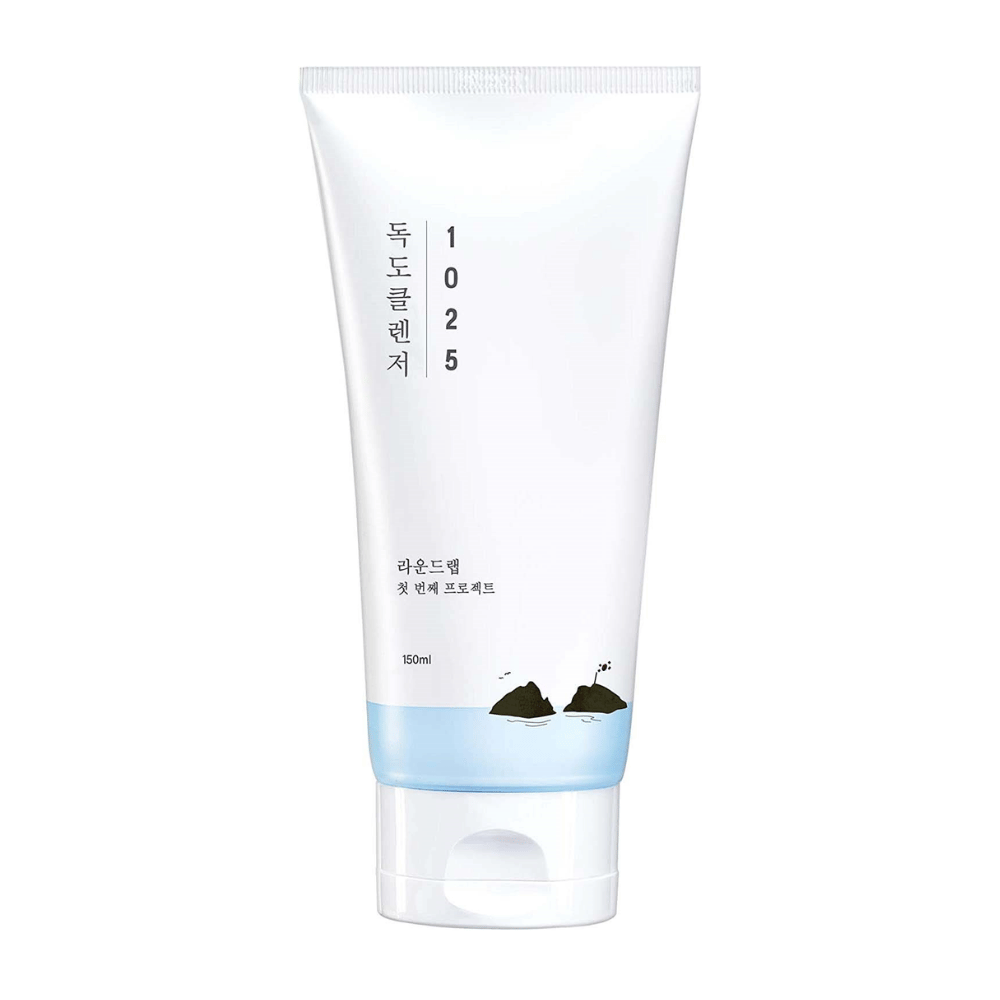 Round Lab 1025 Dokdo Cleanser en tubo blanco con fondo azul y texto negro, aislado sobre fondo blanco.