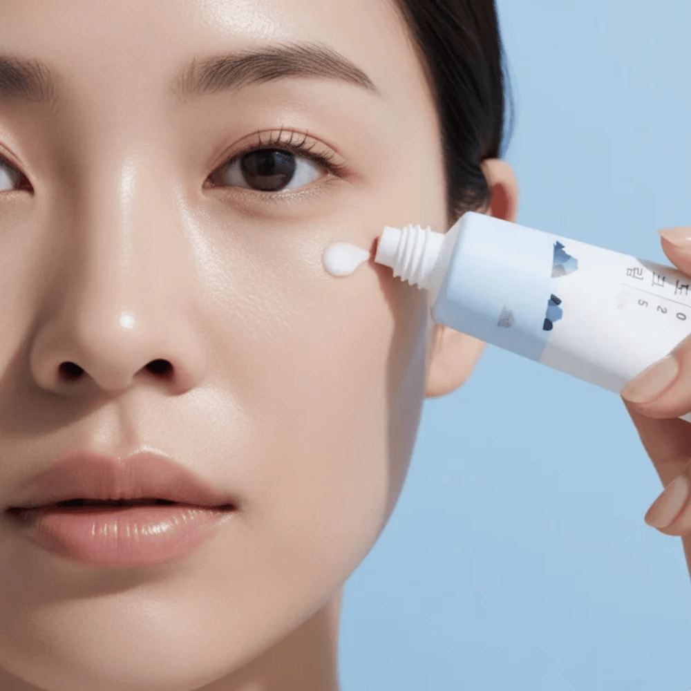 Round Lab 1025 Dokdo Eye Cream se aplica sobre la piel debajo del ojo, contorno de ojos hidratante que proporciona una piel más suave y reduce las líneas finas