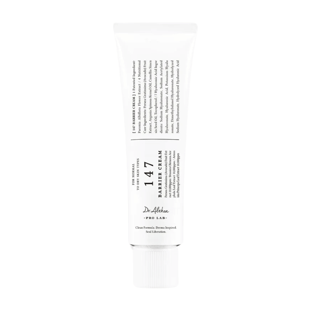 La imagen muestra un tubo de Dr. Althea's "147 Barrier Cream". El empaque es sencillo y elegante con una base blanca y texto negro. El texto en el tubo proporciona información sobre el producto, incluyendo su función como crema barrera, y menciona que es una fórmula pura, inspirada dermatológicamente y destinada a la "liberación celular". Parece ser un producto de cuidado de la piel diseñado para fortalecer la barrera protectora natural de la piel.