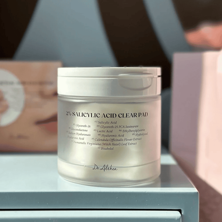 Dr. Althea 2% Salicylic Acid Clear Pad bote en estante. Pads exfoliantes coreanos con ácido salicílico, PHA y ácido hialurónico para piel impura y poros obstruidos.