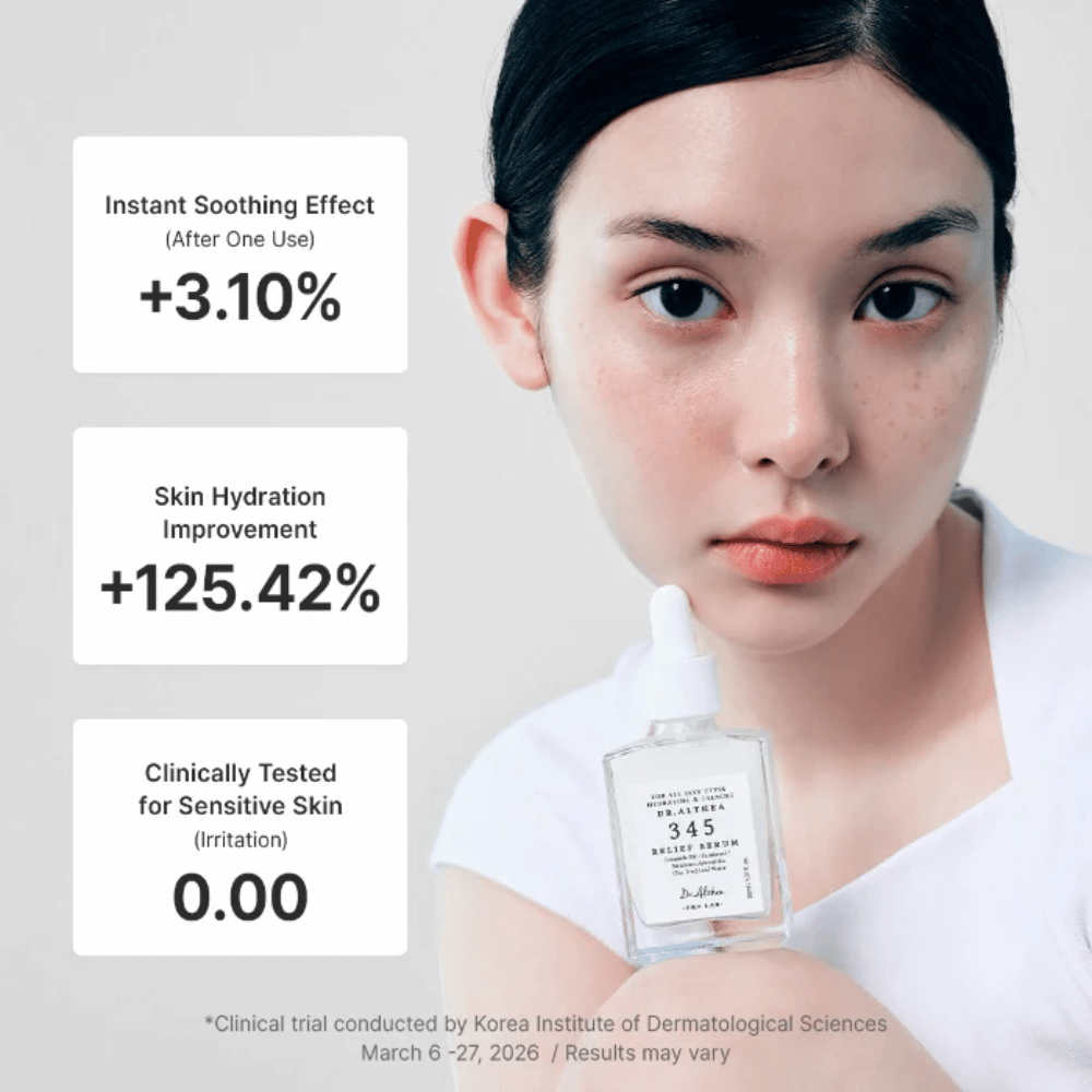 La modelo sostiene Dr. Althea 345 Relief Serum – sérum calmante para piel sensible que hidrata y fortalece la barrera cutánea.