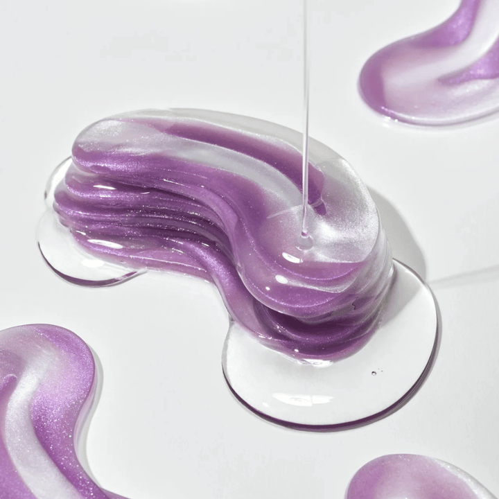 Textura de hidrogel lila de 360° Shot PDRN Glowing parches para ojos con capas brillantes que muestran la consistencia hidratante y que da brillo para el área de los ojos.