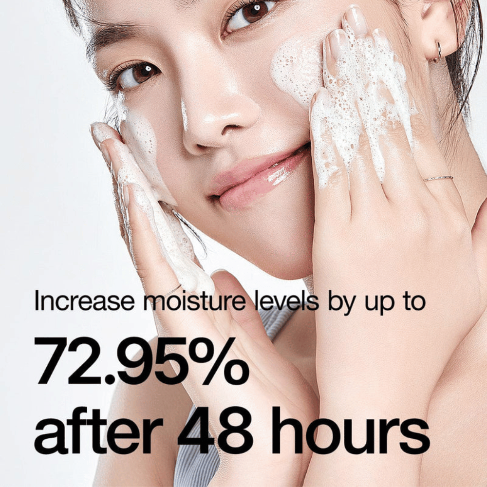 
Anua 8 Hyaluronic Acid Hydrating Gentle Foaming Cleanser es un producto de limpieza suave que combina ocho tipos diferentes de ácidos hialurónicos para proporcionar hidratación intensa y rehidratar la piel. Esta crema limpiadora crea una espuma rica y suave que elimina eficazmente la suciedad y el maquillaje sin resecar la piel. Pruebas clínicas muestran que puede aumentar los niveles de humedad hasta un 72,95 % después de 48 horas, lo que la hace ideal para tipos de piel seca y sensible. 