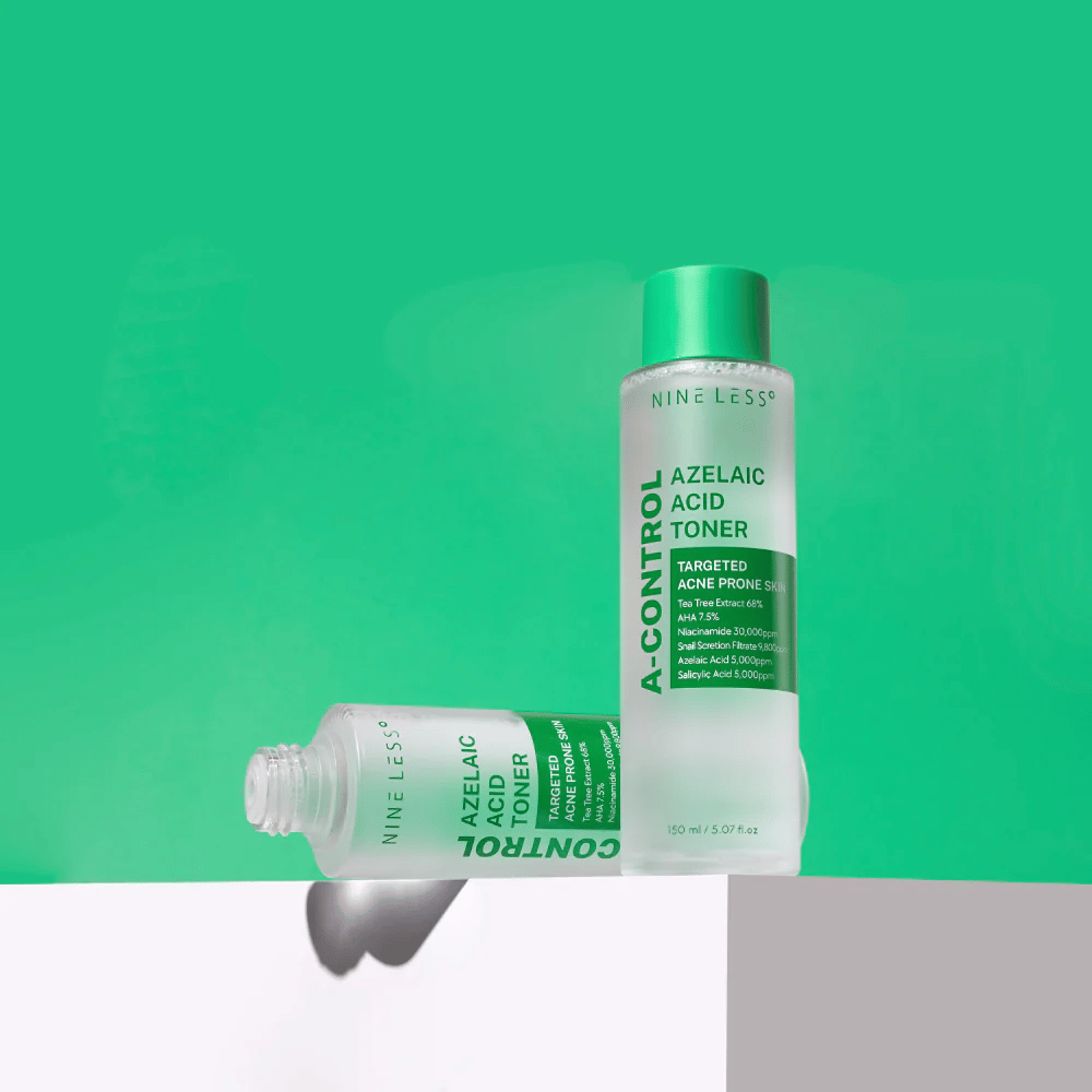 Dos botellas de Nine Less A-Control Azelaic Acid Toner colocadas contra un fondo verde, una de pie y otra acostada.
