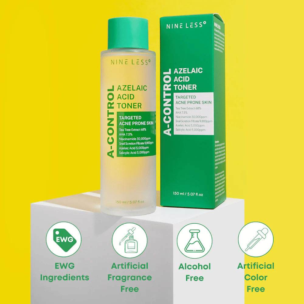 Botella y empaque de Nine Less A-Control Azelaic Acid Toner contra un fondo amarillo con íconos verdes que marcan ingredientes EWG, libre de alcohol, perfume y colorantes.