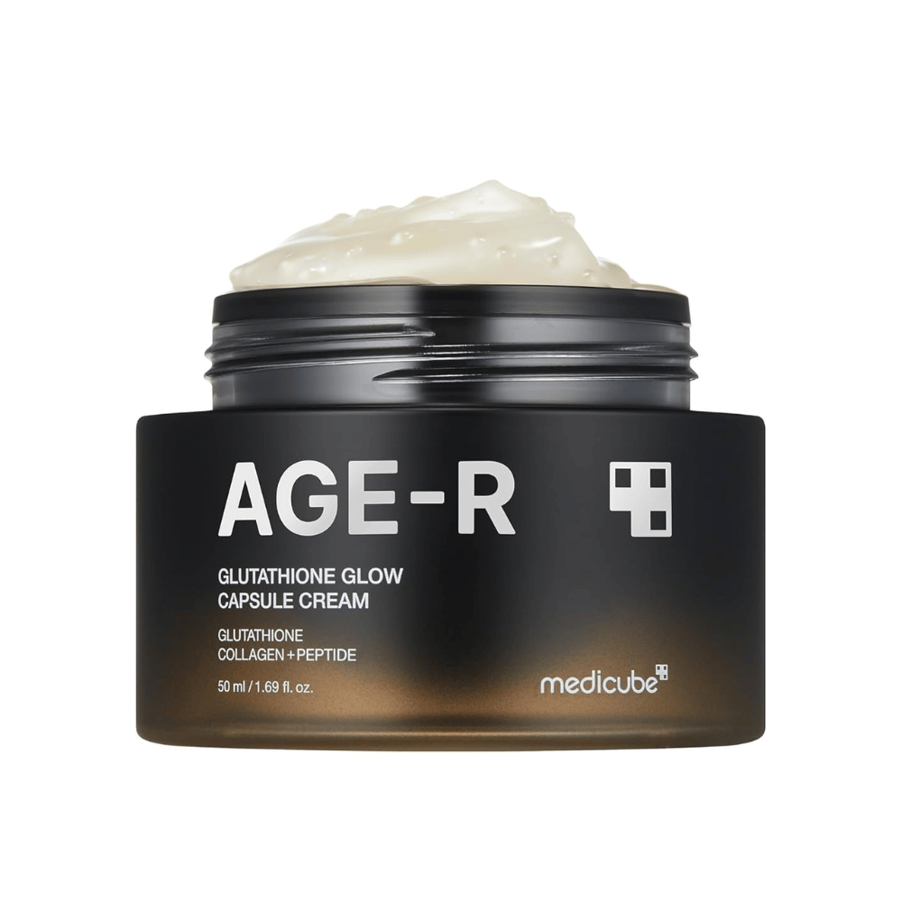 Burk av Medicube Age-R Glutathione Glow Capsule Cream, una crema que contiene glutatión, colágeno y péptido. El producto está diseñado para dar luminosidad a la piel y mejorar la elasticidad. La suave consistencia de la crema se muestra en el tarro.