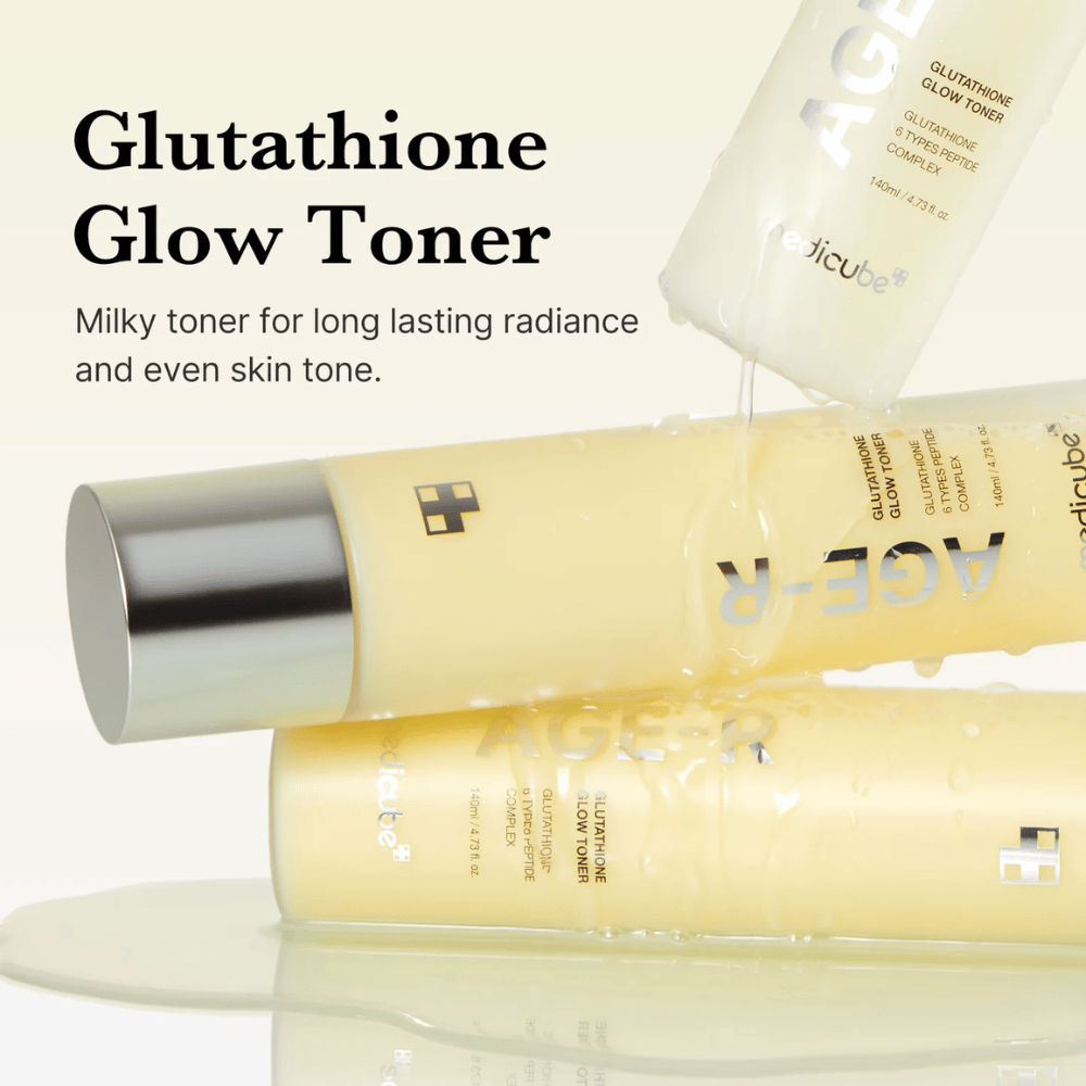 Medicube Age-R Glutathione Glow Toner se muestra en una botella amarilla. El producto se describe como un tónico lechoso que proporciona un brillo duradero y un tono uniforme. El tónico contiene glutatión y un complejo de péptidos para mejorar la apariencia y la textura de la piel.