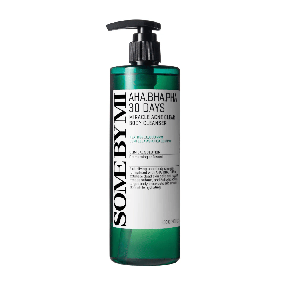 Botella con SOME BY MI AHA.BHA.PHA 30 Days Miracle Acne Clear Body Cleanser. La botella es verde con una bomba negra y una etiqueta blanca que describe los ingredientes y funciones del producto, incluyendo AHA, BHA y PHA para exfoliación y tratamiento del acné. El fondo es blanco.