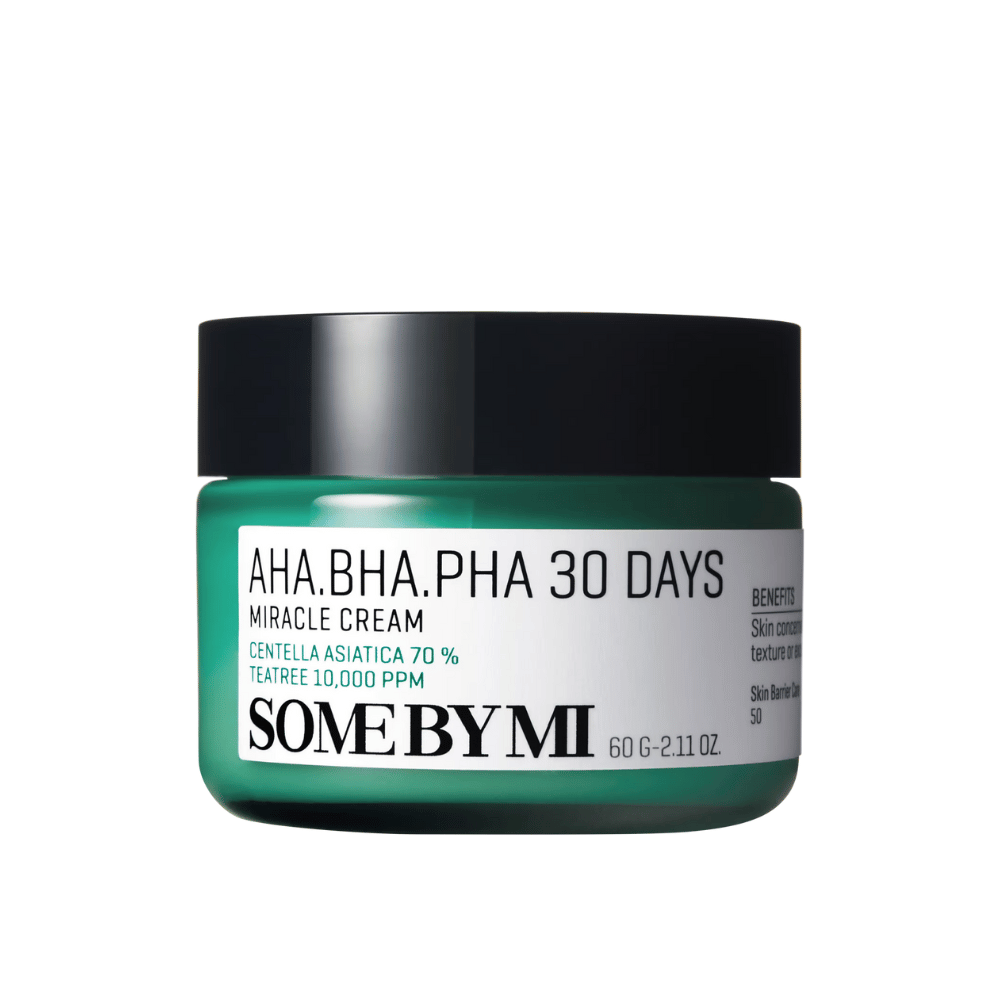 Un frasco de "SOME BY MI AHA, BHA, PHA 30 Days Miracle Cream". Esta crema contiene 70 % de centella asiática y 10,000 PPM de aceite de tea tree, diseñada para calmar e hidratar la piel mientras combate problemas cutáneos como el acné. El frasco está diseñado en un color verde distintivo con tapa negra.