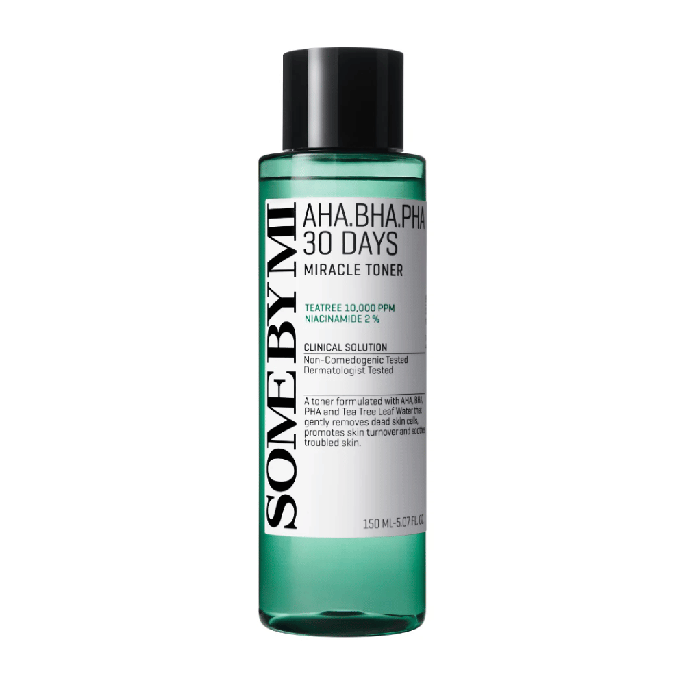 Una botella verde de "SOME BY MI AHA, BHA, PHA 30 Days Miracle Toner" con 150 ml de contenido. El producto, que contiene extracto de árbol de té y niacinamida, está diseñado para eliminar suavemente las células muertas de la piel, promover la renovación de la piel y calmar la piel problemática.