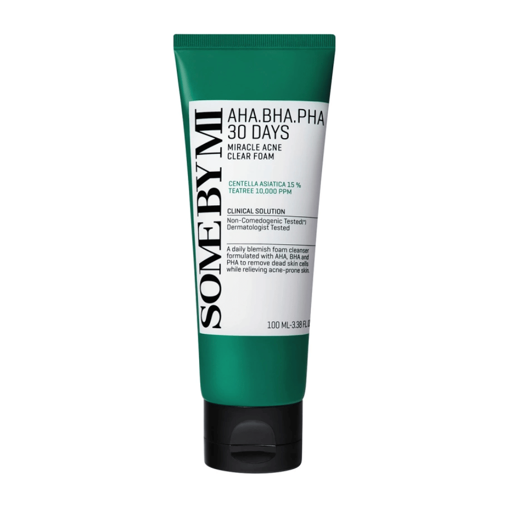Un tubo de "SOME BY MI AHA, BHA, PHA 30 Days Miracle Acne Clear Foam". El producto contiene centella asiática y aceite de tea tree, diseñado para tratar el acné y limpiar la piel. El tubo es de 100 ml y está dermatológicamente probado para garantizar seguridad y eficacia.