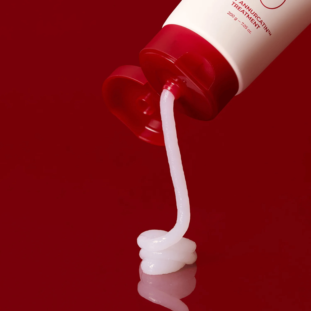 Consistencia cremosa de MOEV Annurcatin Treatment – fórmula rica que envuelve cada hebra de cabello con humedad y nutrición para un cabello sedoso y fuerte.
