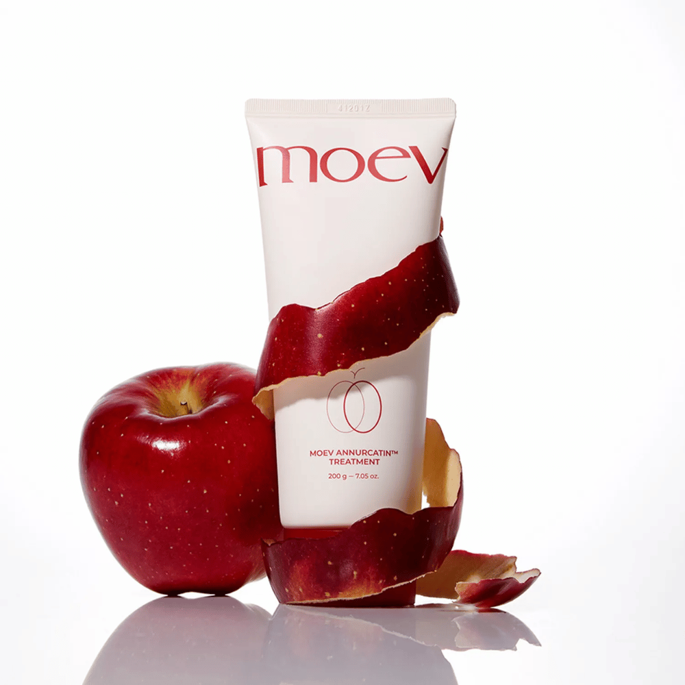 MOEV Annurcatin Treatment junto con manzanas rojas – simboliza la fuerza natural de la manzana Annurca que cuida y protege el cabello en profundidad.