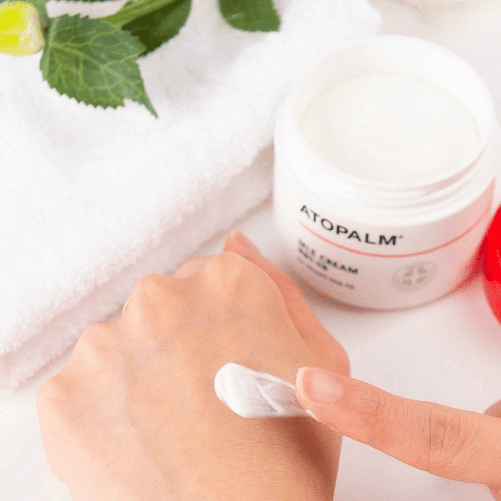 ATOPALM MLE Cream consistencia – crema rica pero de fácil absorción que se aplica en la piel para una hidratación intensa y cuidado fortalecedor de la piel sensible y seca.