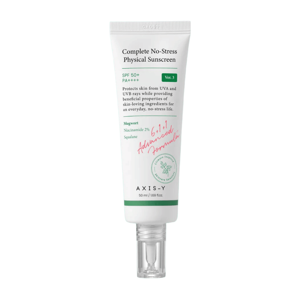 El producto en la imagen es "AXIS-Y Complete No-Stress Physical Sunscreen", versión 3. Es un protector solar físico con SPF 50+ y PA+++, que protege la piel tanto de la radiación UVA como UVB.