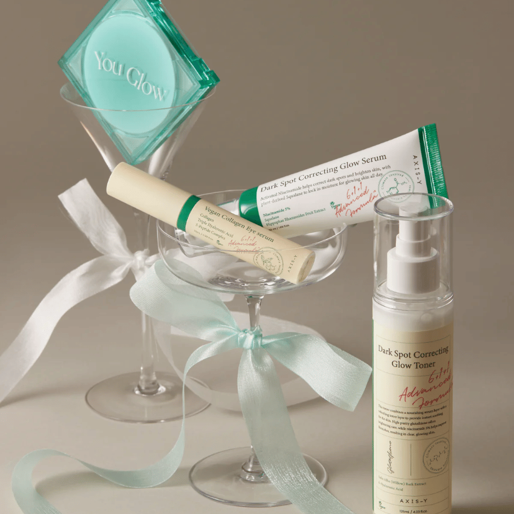 Imagen de Kit de cuidado de la piel de AXIS-Y con suero para ojos, suero y tónico – elegantemente colocados en copas de cóctel con cintas de seda, perfecto para una presentación de regalo lujosa.