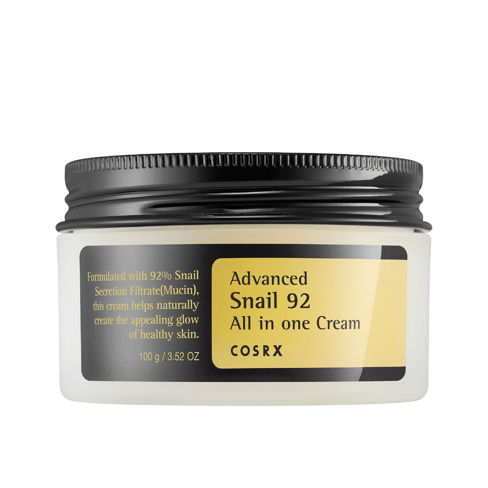 Vista previa de un tarro cerrado COSRX Advanced Snail 92 All in one Cream con tapa negra y etiqueta amarilla sobre fondo blanco.