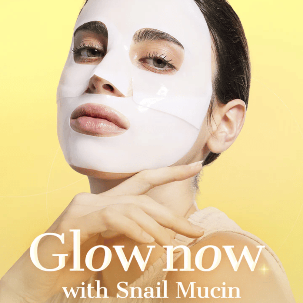 Mujer con COSRX Advanced Snail Mucin Hydrogel Mask – proporciona brillo, hidratación y piel más firme con baba de caracol y colágeno.