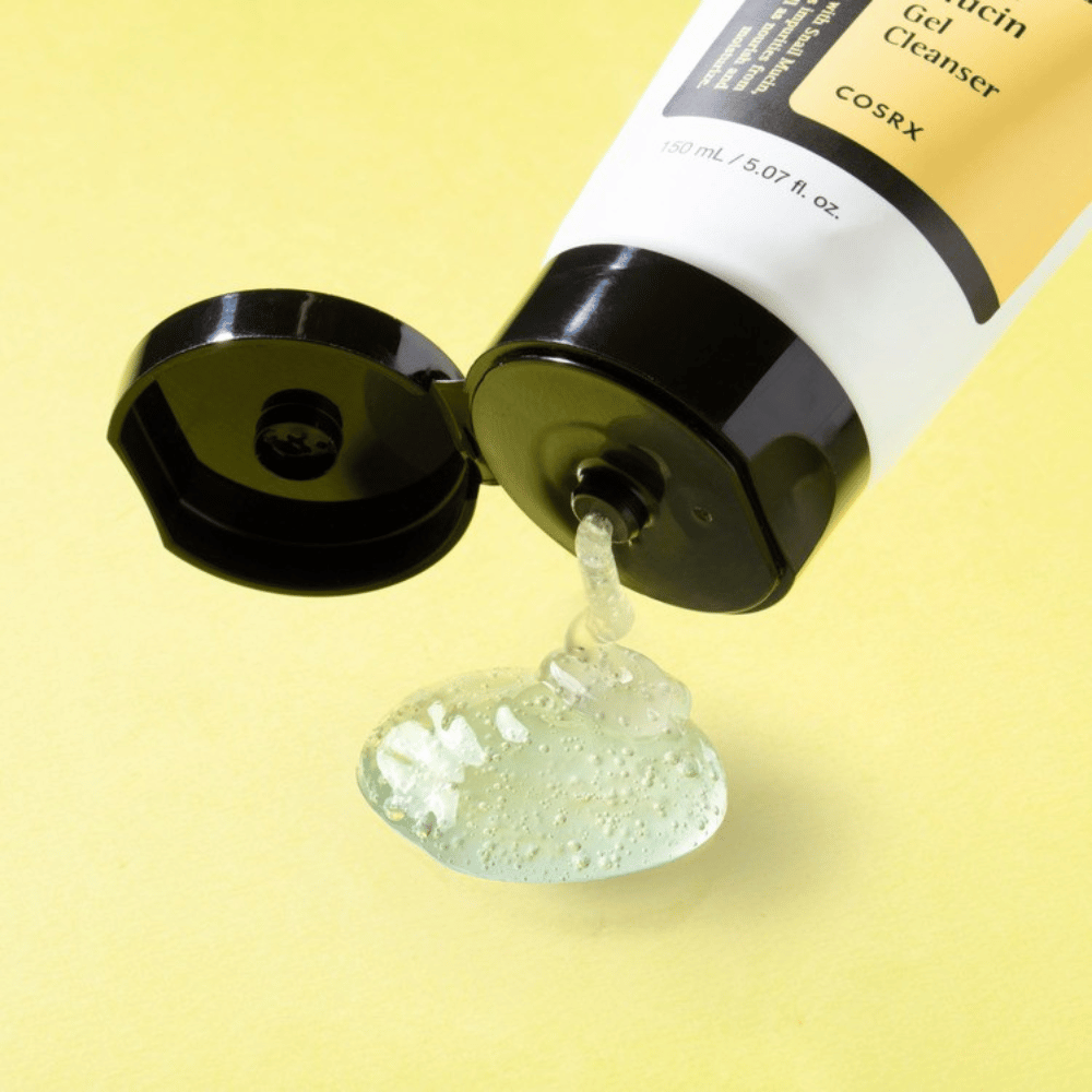 Primer plano de COSRX Advanced Snail Mucin Gel Cleanser con textura de gel transparente – limpieza hidratante K-beauty para piel seca, sensible y mixta.