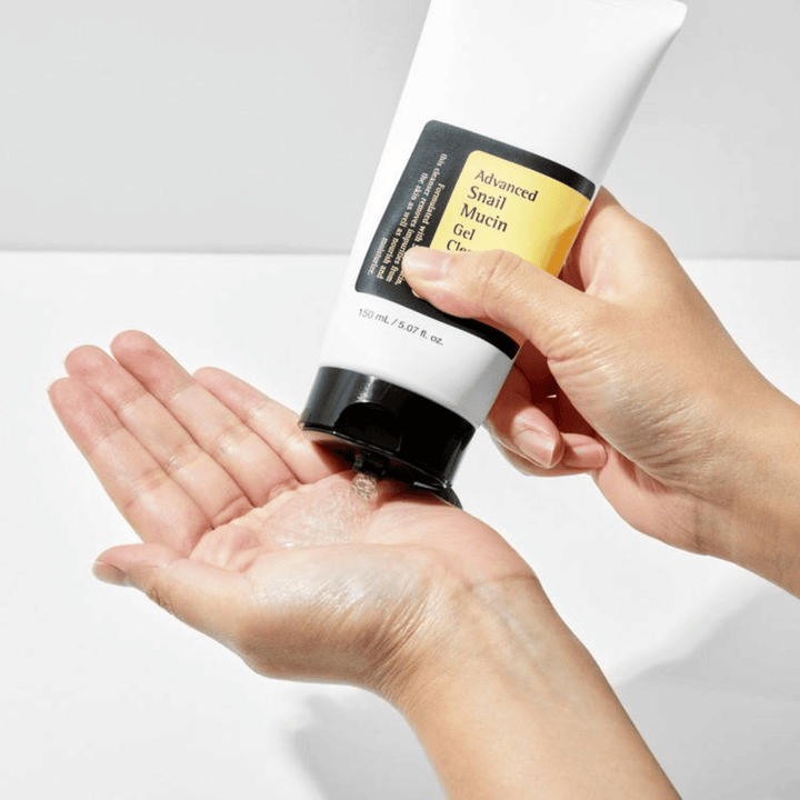 Mano aplica COSRX Advanced Snail Mucin Gel Cleanser – limpieza de gel suave con mucina de caracol que limpia en profundidad y mantiene el equilibrio de humedad de la piel.