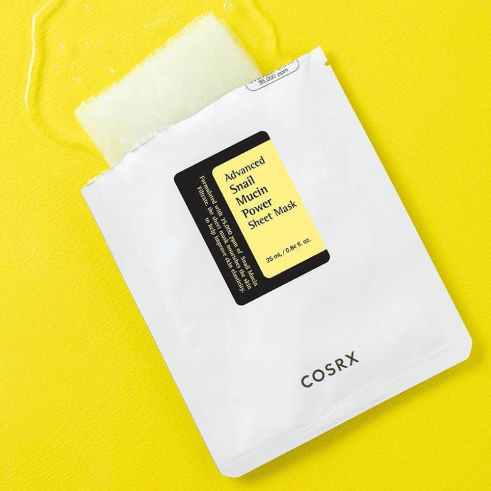 COSRX Advanced Snail Mucin Power Sheet Mask sobre fondo amarillo, una mascarilla facial hidratante y reparadora con secreción de caracol para mayor elasticidad y brillo.