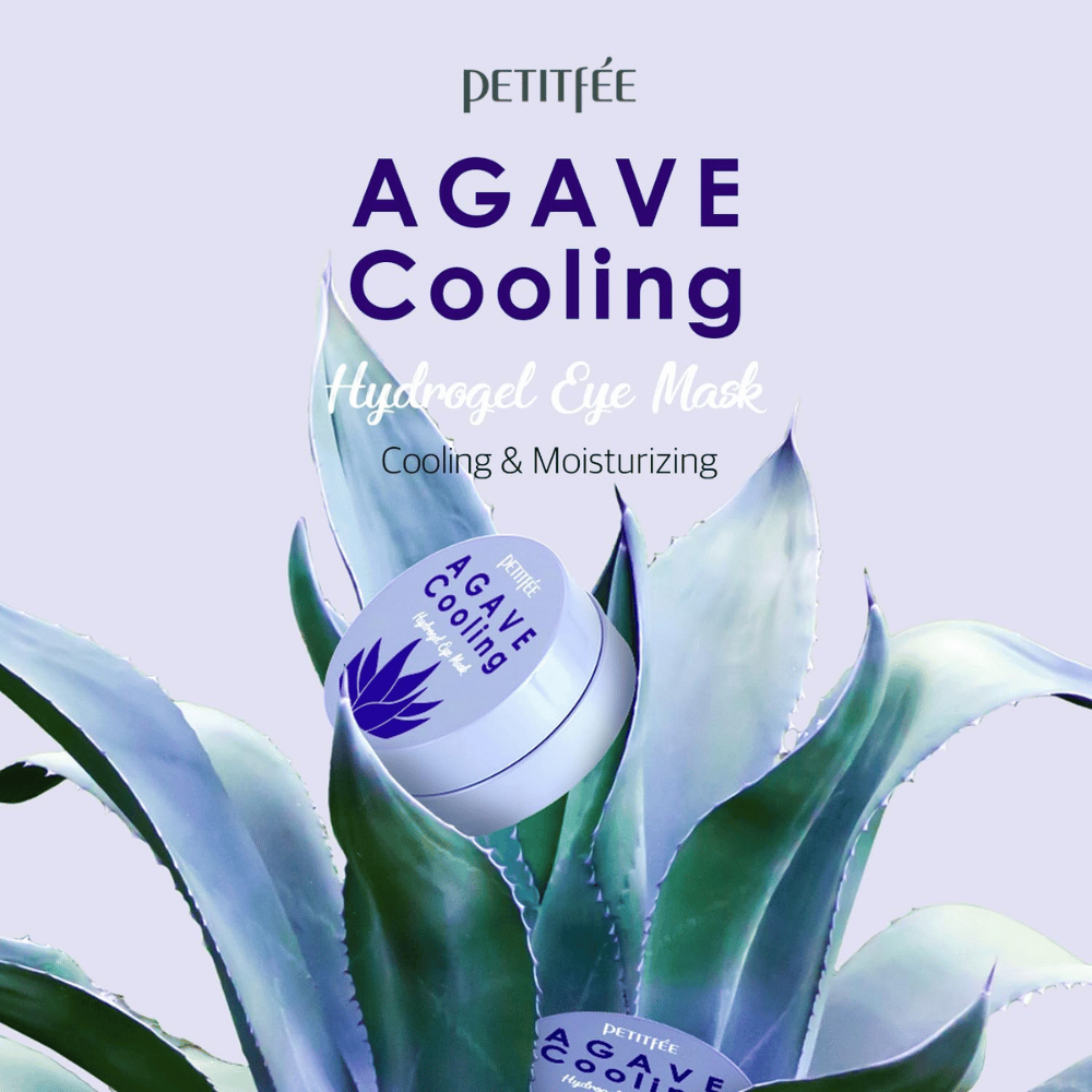 Imagen de producto de PETITFEE Agave Cooling Hydrogel Eye Mask colocada entre grandes hojas de agave. La imagen resalta las propiedades refrescantes e hidratantes con un tema fresco inspirado en las plantas.