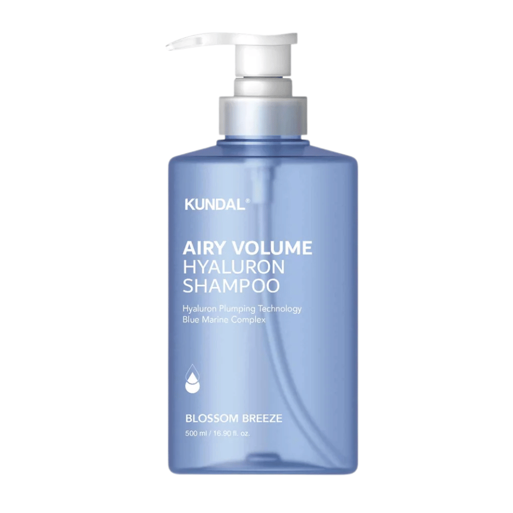 KUNDAL Airy Volume Hyaluron Shampoo Blossom Breeze en botella de bomba azul, champú voluminizador con ácido hialurónico y Blue Marine Complex.