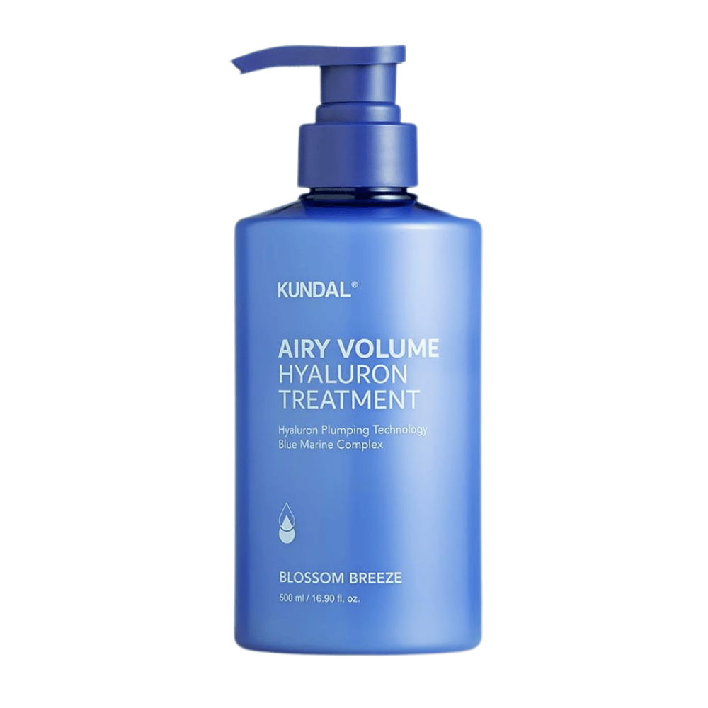KUNDAL Airy Volume Hyaluron Treatment en botella de bomba azul, 500 ml, con el texto Blossom Breeze en la etiqueta.