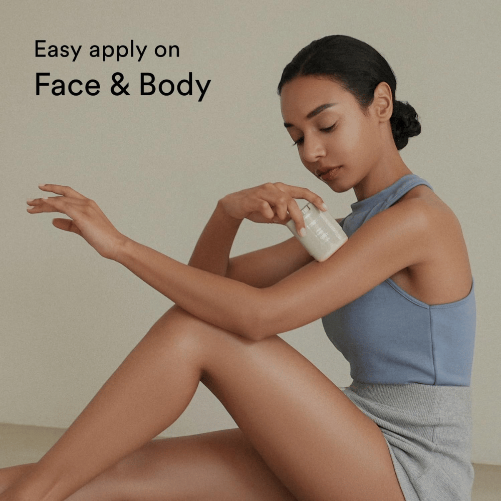 La imagen muestra a una mujer aplicando un protector solar en barra en el brazo. El texto "Easy apply on Face & Body" destaca que el producto es fácil de usar tanto en el rostro como en el cuerpo.
