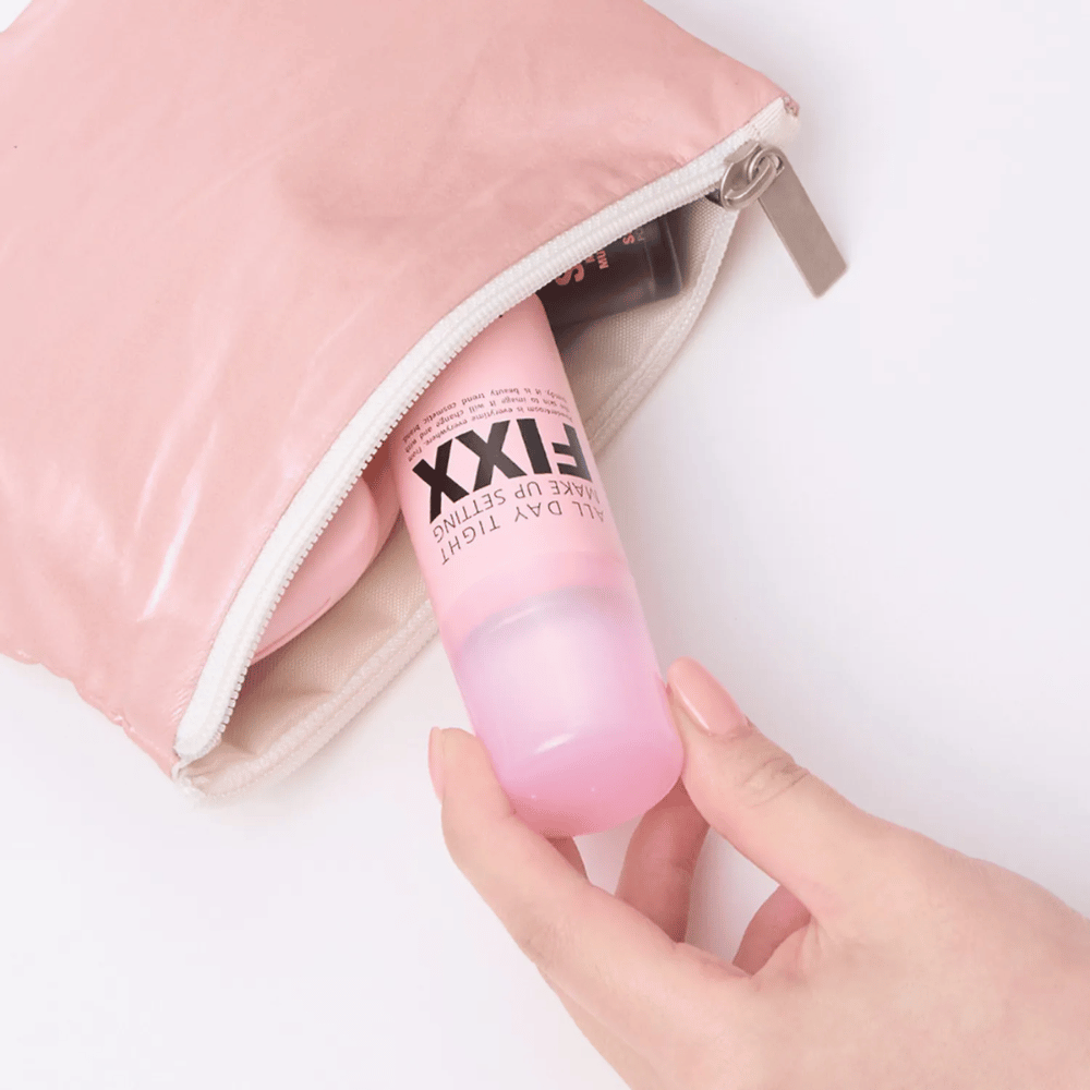 4. So Natural All Day Tight Make Up Setting Fixx – spray fijador de maquillaje rosa compacto que cabe en el neceser
