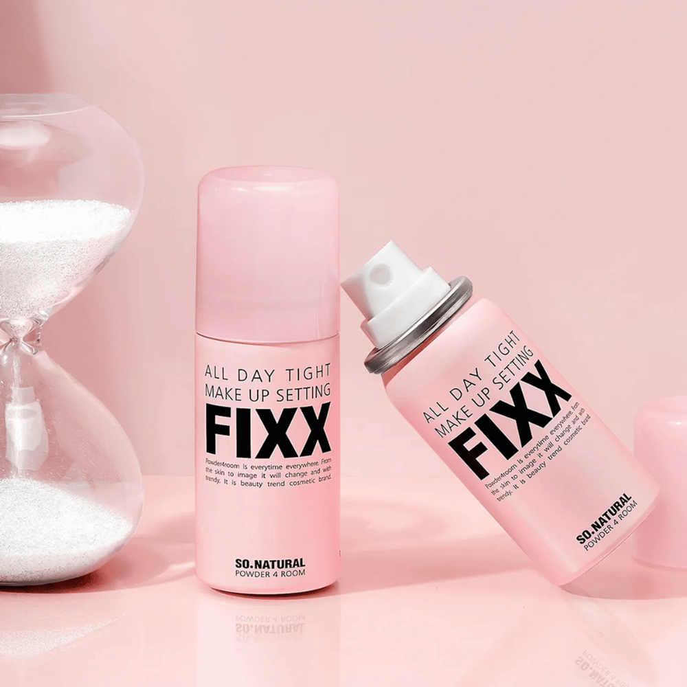 3. So Natural All Day Tight Make Up Setting Fixx – dos sprays fijadores rosas con boquilla pulverizadora y reloj de arena