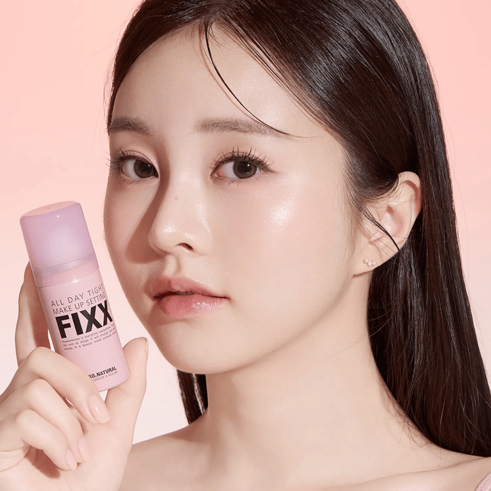 2. So Natural All Day Tight Make Up Setting Fixx – modelo con spray fijador rosa para maquillaje de larga duración