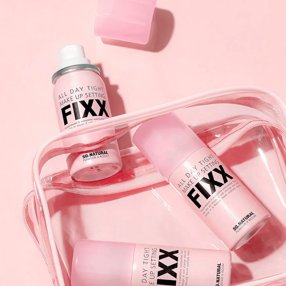 1. So Natural All Day Tight Make Up Setting Fixx – spray fijador de maquillaje rosa en neceser