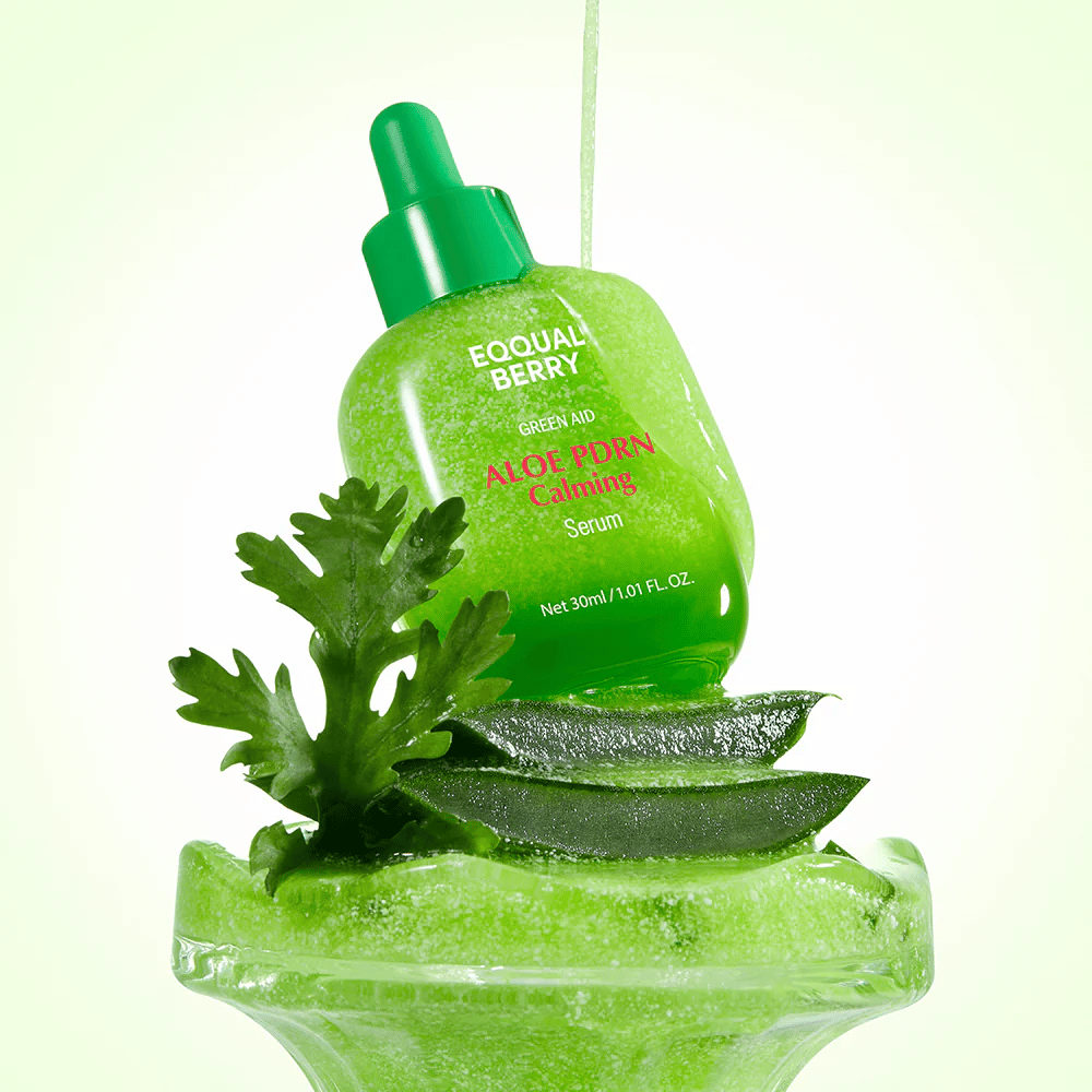 EQQUALBERRY Aloe PDRN Calming Serum colocado sobre aloe – suero hidratante y calmante con PDRN para piel irritada y seca.