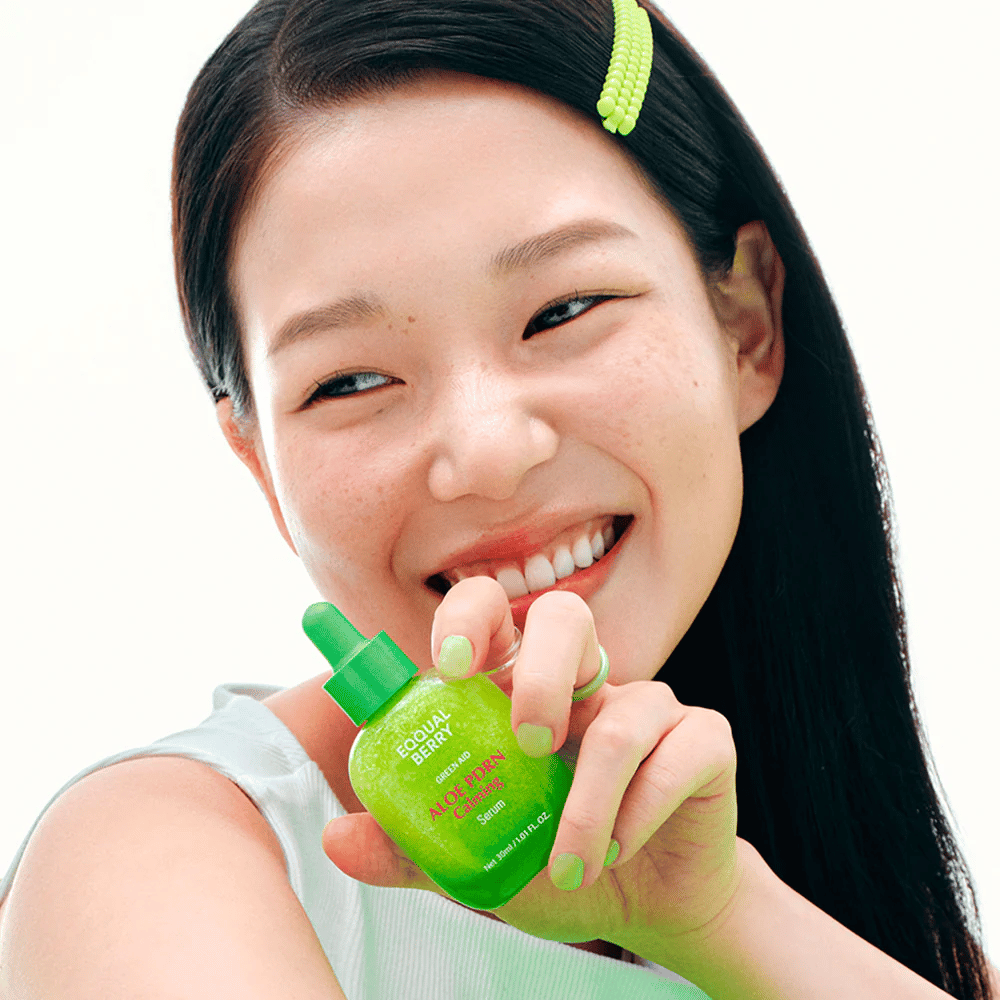 Modelo sostiene EQQUALBERRY Aloe PDRN Calming Serum – suero calmante para piel sensible con aloe vera y PDRN que fortalece la barrera cutánea.