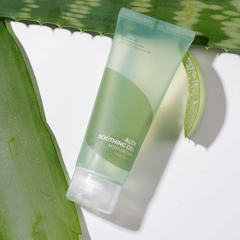 Isntree Aloe Soothing Gel Moisture Type – gel hidratante con 80 % de aloe vera, fotografiado con hojas frescas de aloe