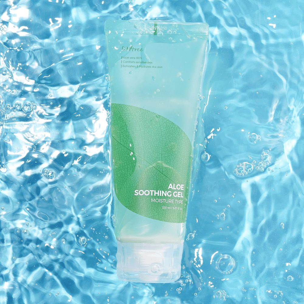 Isntree Aloe Soothing Gel Moisture Type 150 ml – gel de aloe vera calmante e hidratante sobre fondo azul agua