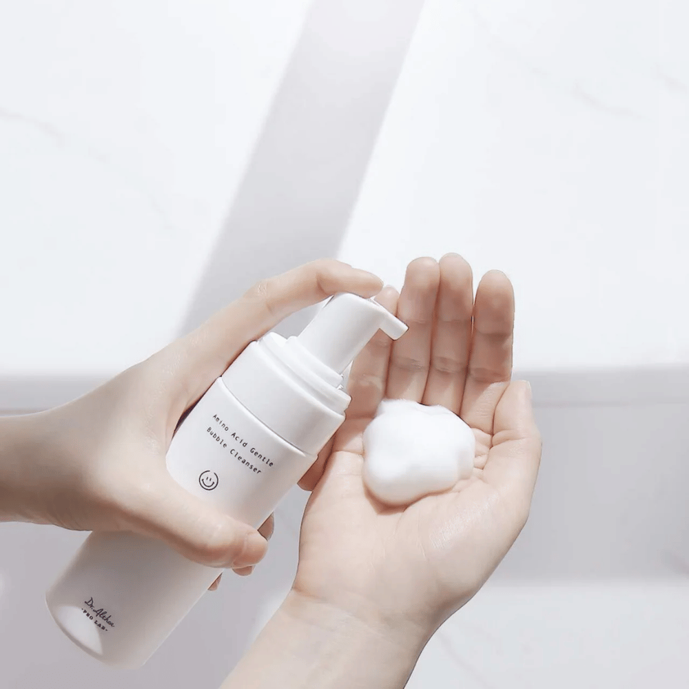 Dr. Althea Amino Acid Gentle Bubble Cleanser es una espuma limpiadora suave con aminoácidos que limpia eficazmente sin resecar la piel. Perfecto para piel sensible.