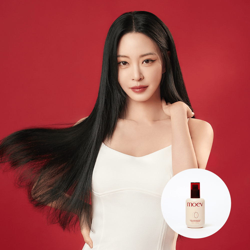 Mujer con cabello largo y brillante muestra el resultado de MOEV Annurcatin Hair Oil Essence – aceite capilar coreano que hidrata y combate el encrespamiento para un cabello sedoso.