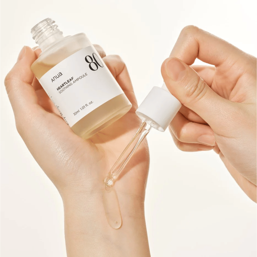 Una mano que sostiene una Heartleaf 80% Soothing Ampoule de 30 ml de Anua.
