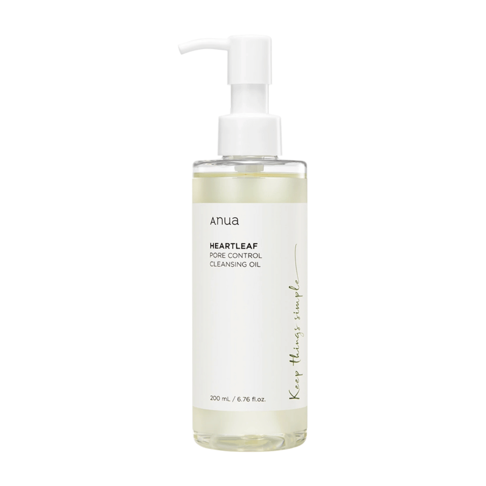 La imagen muestra ANUA Heartleaf Pore Control Cleansing Oil, un producto de cuidado de la piel destinado a la limpieza del rostro. La botella es transparente y la etiqueta tiene un diseño minimalista, lo que proporciona una sensación limpia y natural. Tiene una capacidad de 200 ml / 6.76 fl.oz. y cuenta con una bomba práctica para una dosificación sencilla.